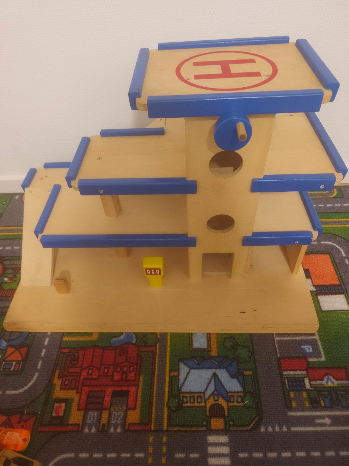 Houten parkeergarage met helikopterplatform, Ophalen