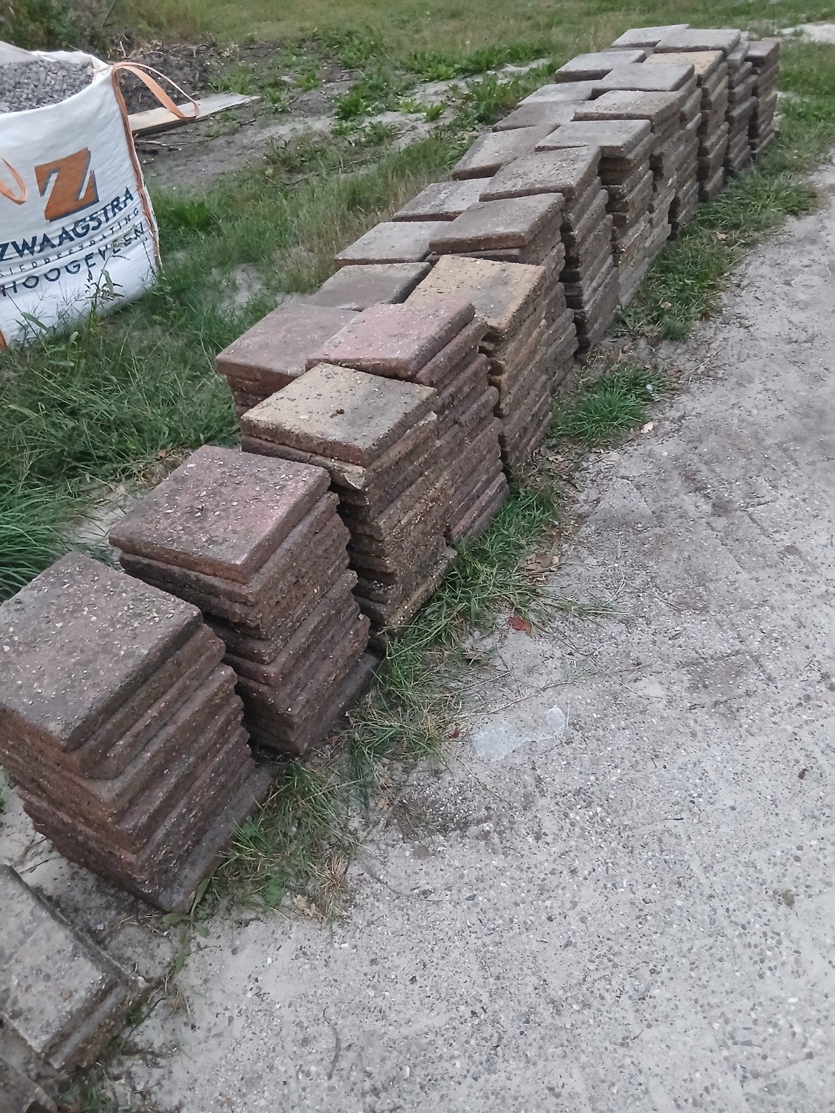 circa 32m2 Gebruikte terrastegels grijs, geel,  rood 30x30x4, Ophalen, Gebruikt, 10 m² of meer, Beton