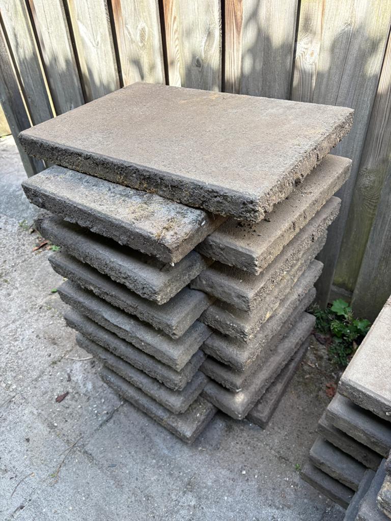 Gratis af te halen 54 stuks (13m2) grind/beton tegels, Ophalen, Gebruikt, Beton, Terrastegels