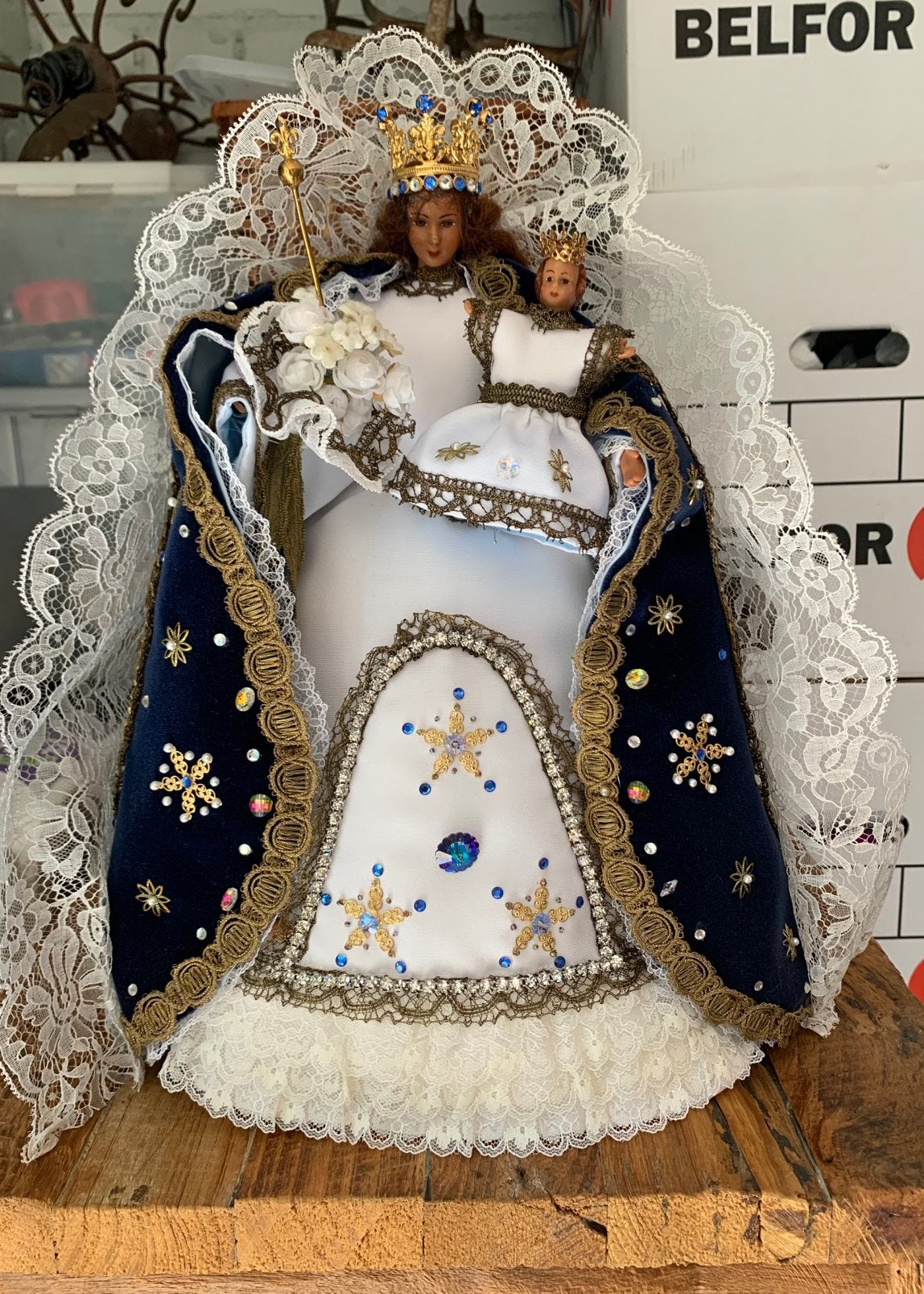 Madonna met kind van was., Ophalen