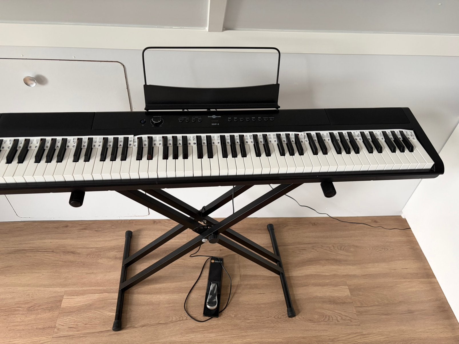 Elektrische Piano G4M nog heel goed met pedaal en hoes., Muziek en Instrumenten, Piano's, Ophalen, Zo goed als nieuw, Zwart