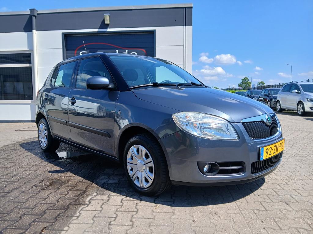 Skoda Fabia 1.4-16V 102.000Km Nap/Skoda Dealer onderhouden/A, 4 cilinders, Origineel Nederlands, Bedrijf, Grijs