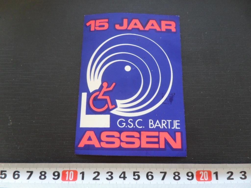 sticker Assen 15 Jaar G.S.C. BARTJE, Verzamelen, Stickers, Ophalen, Zo goed als nieuw