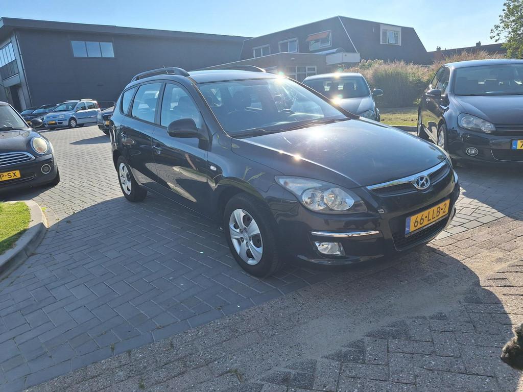 Hyundai I30 CW 1.6i Dynamic / Dealer onderhouden / APK maart, Auto's, Gebruikt, 1591 cc, 4 cilinders, Zwart
