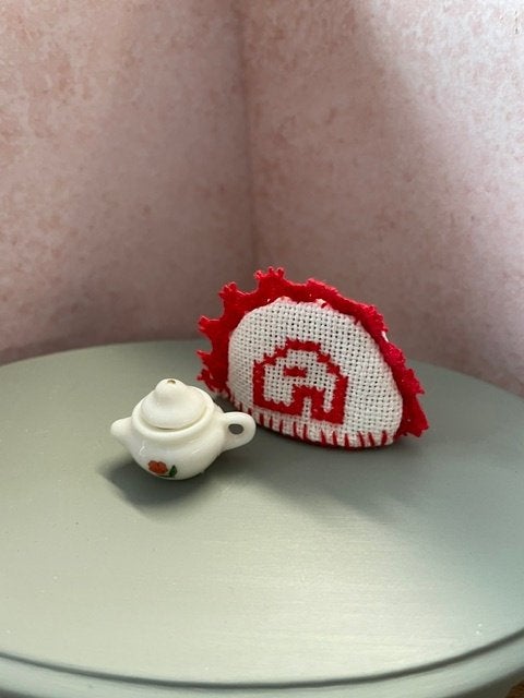 poppenhuis theemuts met theepot, Ophalen of Verzenden, Nieuw, Poppenhuis