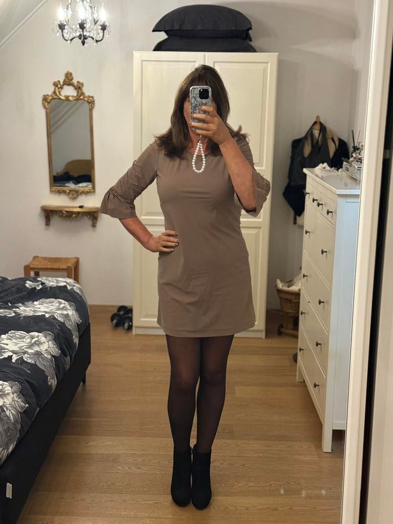 LaDress, taupe travelstof jurkje maat M, Maat 38/40 (M), Beige, Ophalen of Verzenden, Zo goed als nieuw