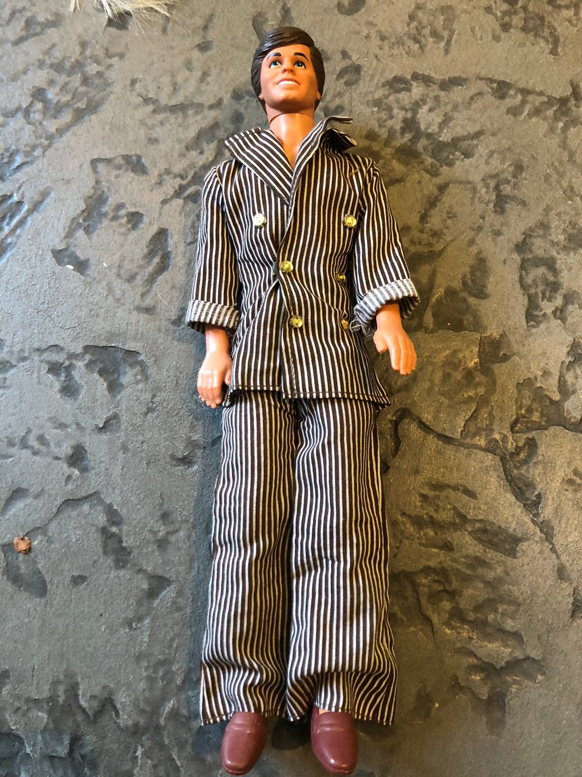 Barbie ken mattel 1983 in  vintage streepjes pak  pak, Verzamelen, Poppen, Ophalen, Zo goed als nieuw, Fashion Doll