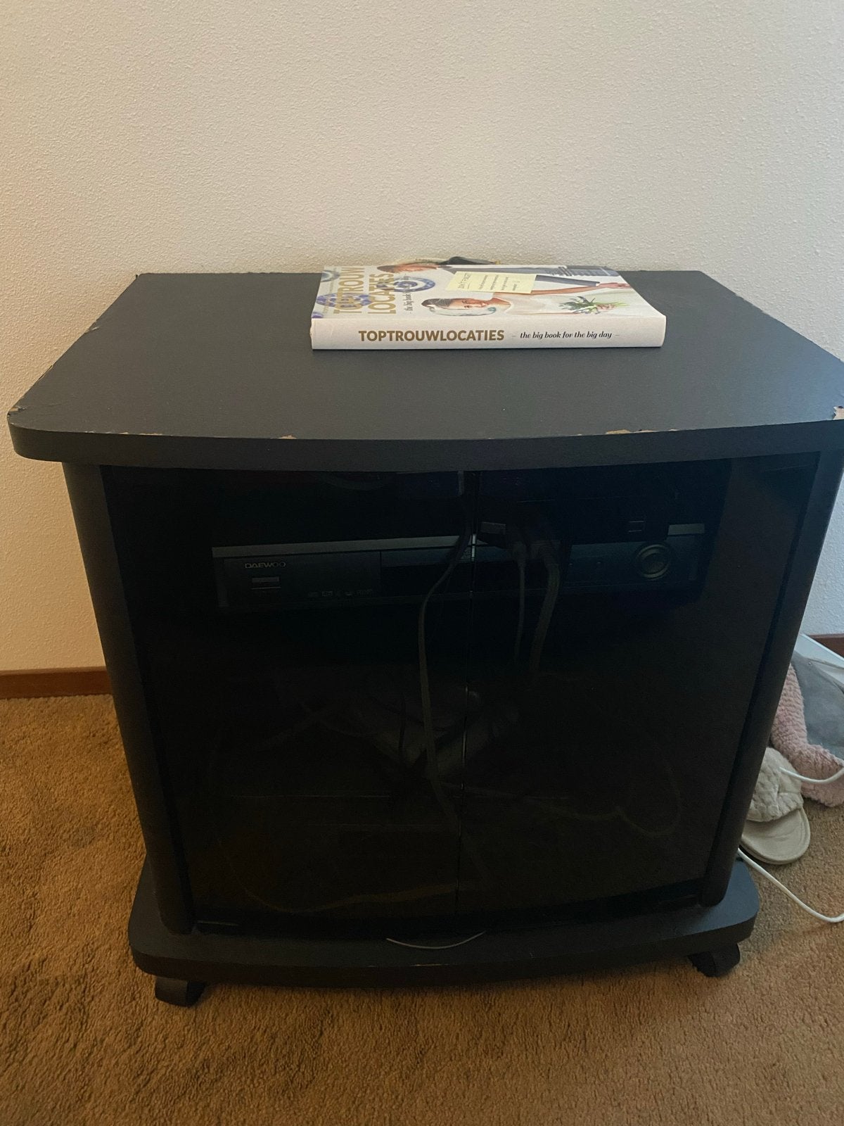 Zwart TV-kastje met glazen deurtjes en wieltjes, Huis en Inrichting, Kasten | Televisiemeubels, Ophalen, Gebruikt, 50 tot 100 cm