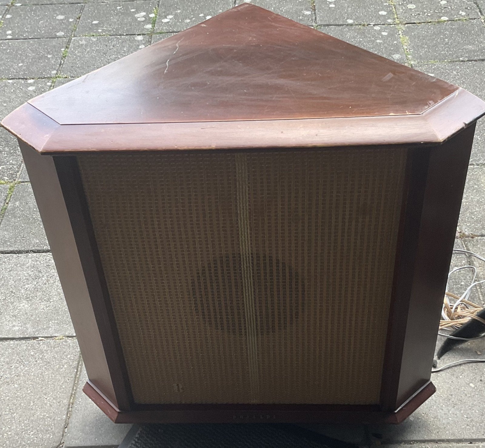 Hoekbasspeaker, Ophalen