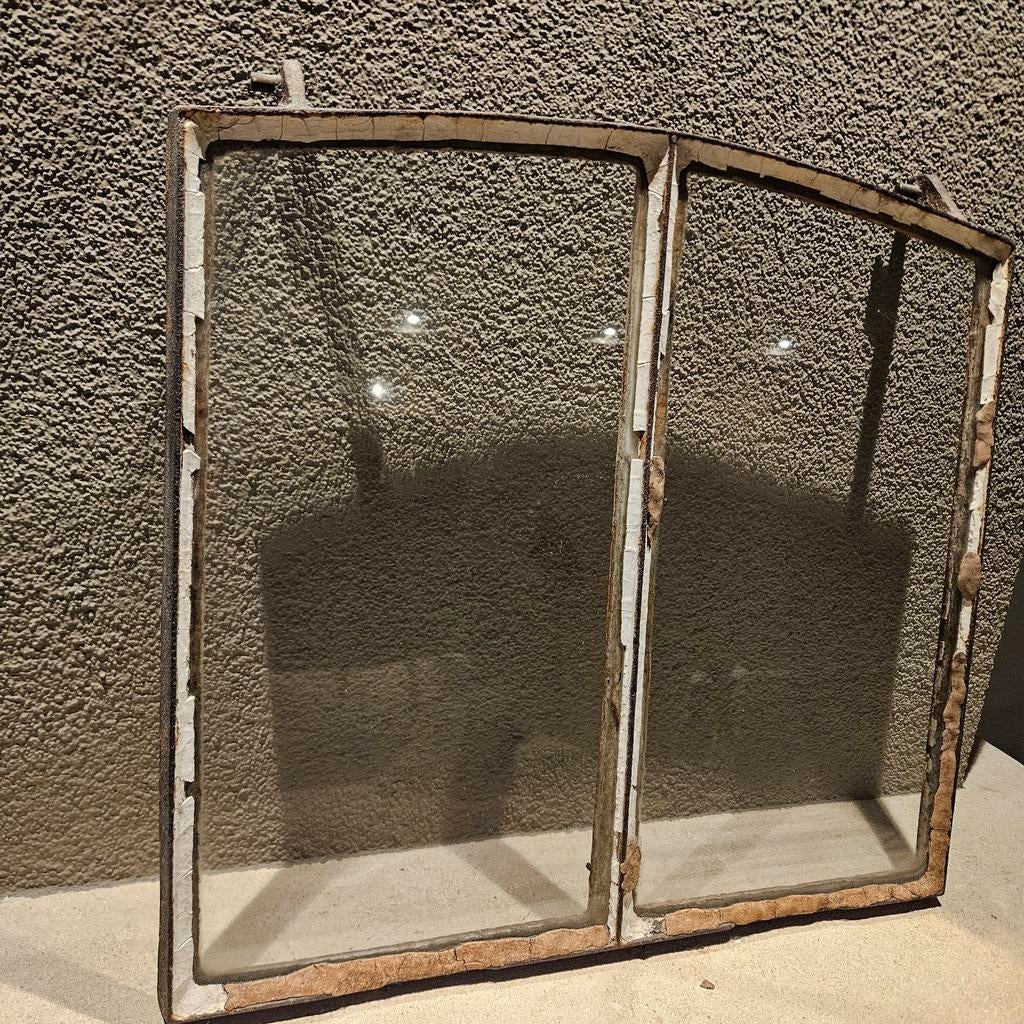 Oud ijzeren raam met glas, Doe-het-zelf en Verbouw, Glas en Ramen, Ophalen, Gevelraam of Ruit, Gebruikt, Minder dan 80 cm