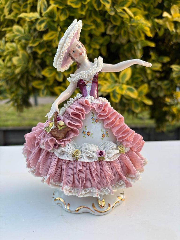 Porseleinen beeldje Dame met kant – Capodimonte, Verzenden