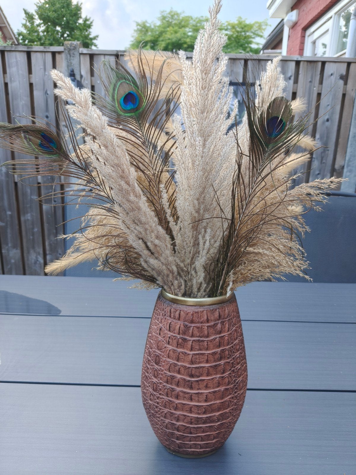 Decoratieve vaas met pampasgras en pauwenveren, Ophalen, Overige materialen, Bruin, Met patroon/structuur
