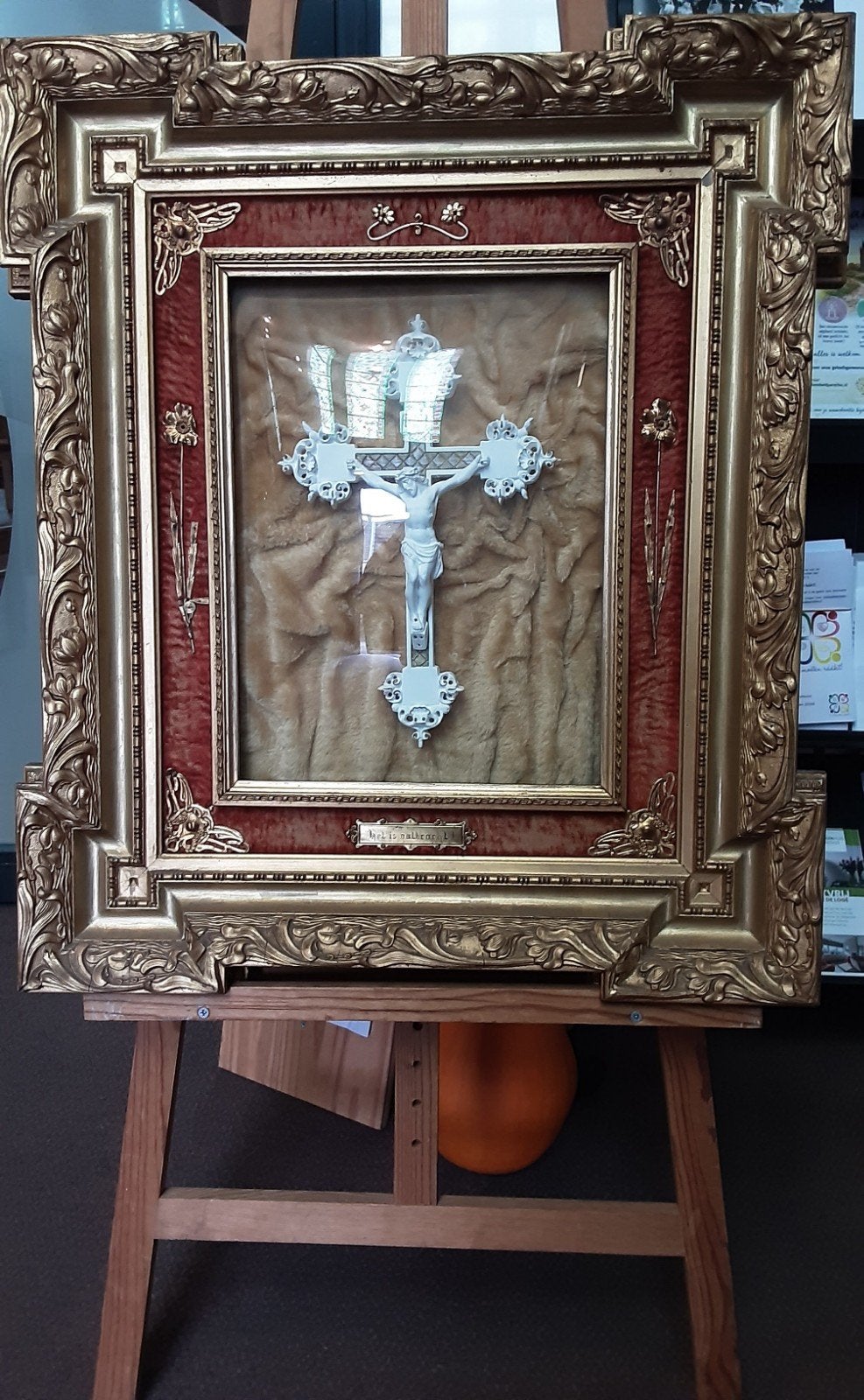 Ingelijst kruisbeeld/crucifix met tekst "Het is volbracht", Antiek en Kunst, Ophalen