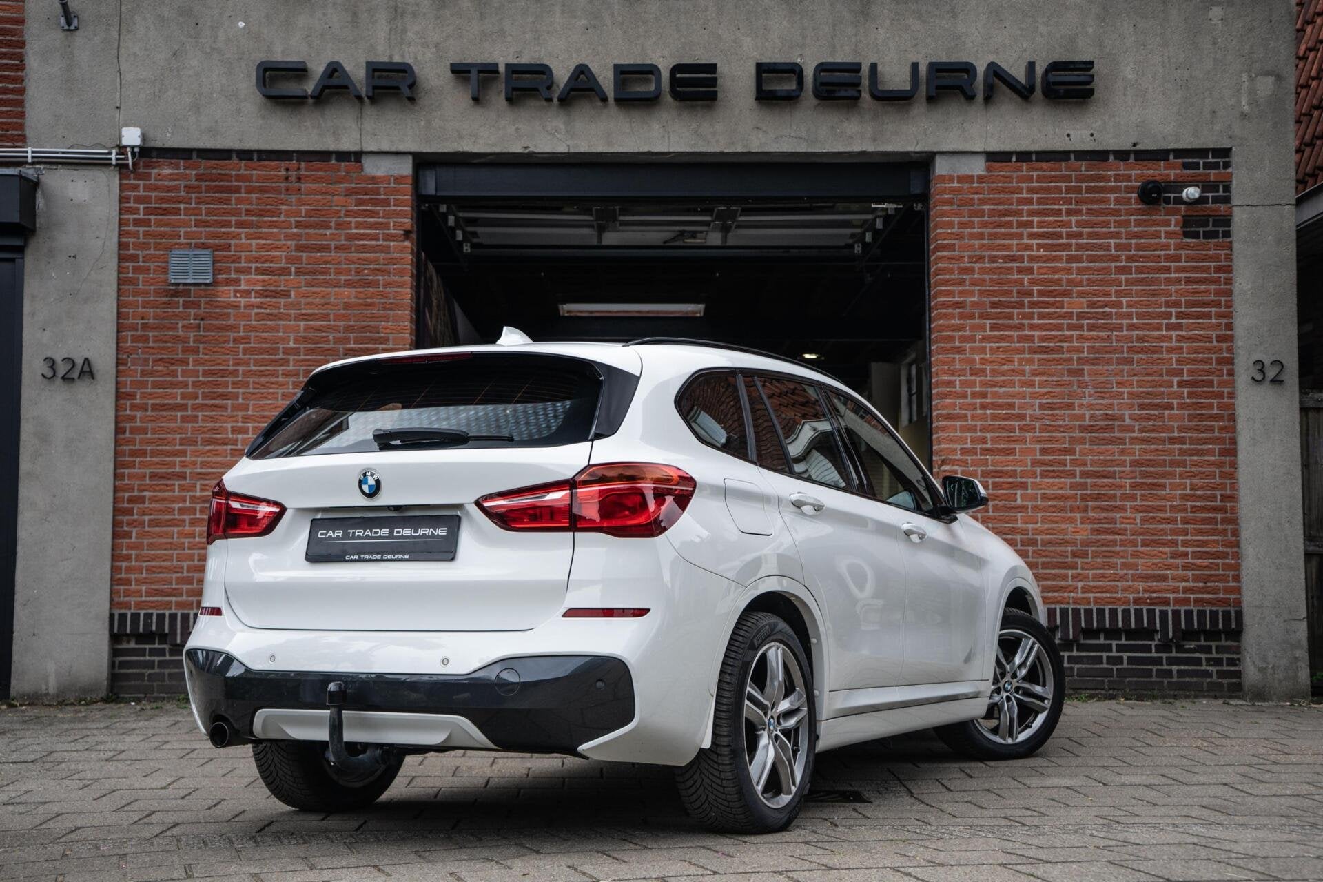 BMW X1 sDrive18i M-Sport Pano / Camera / Trekhaak, Auto's, Gebruikt, Zwart, Alcantara, Wit