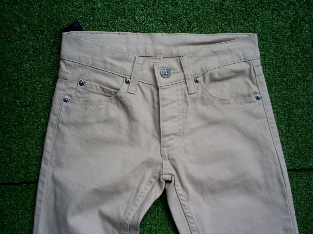 NIEUW __ beige broek van CHEAP MONDAY mt. 24, Overige kleuren, Verzenden, Nieuw, W27 (confectie 34) of kleiner