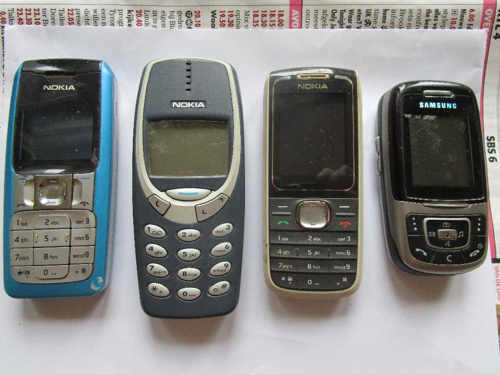 4 x oude mobieltjes 3 x Nokia en 1 x Samsung, Telecommunicatie, Mobiele telefoons | Nokia, Verzenden, Gebruikt, Geen camera, Overige kleuren