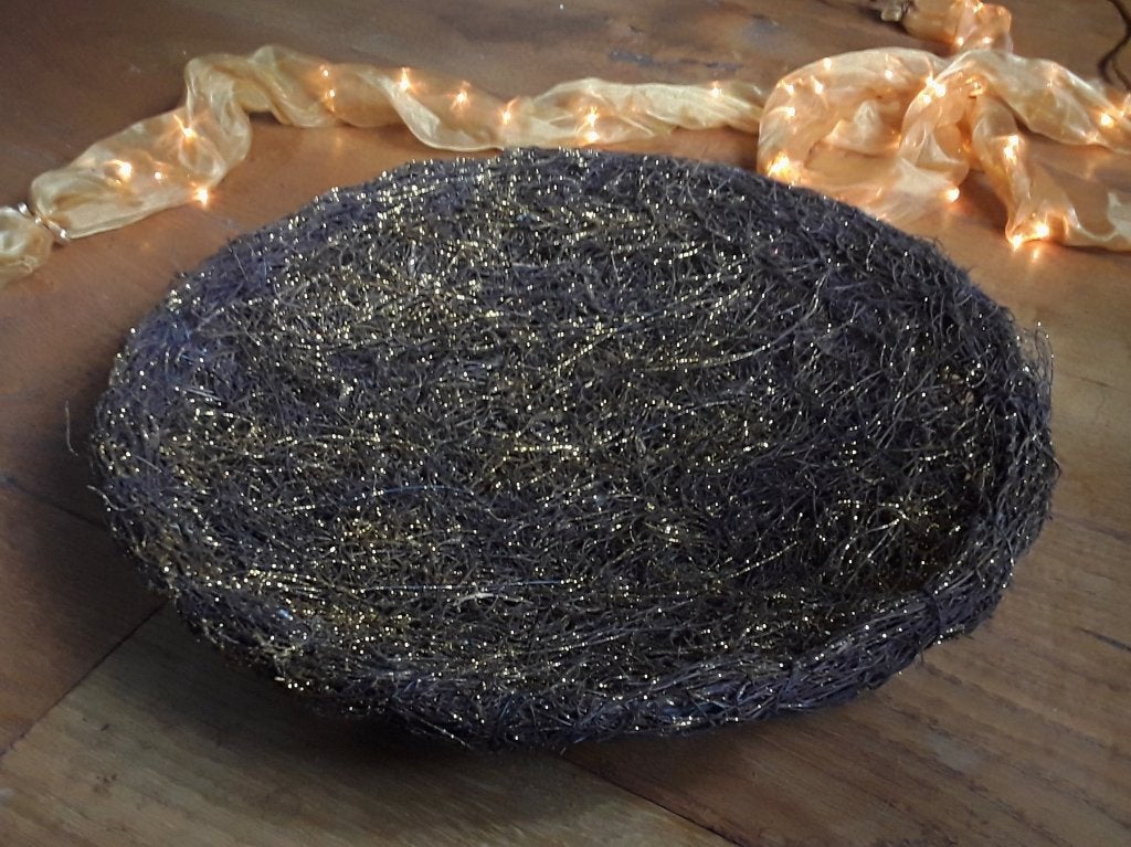 Grote schaal 40 cm - natuurlijk materiaal salim met goudglit, Ophalen of Verzenden, Zo goed als nieuw