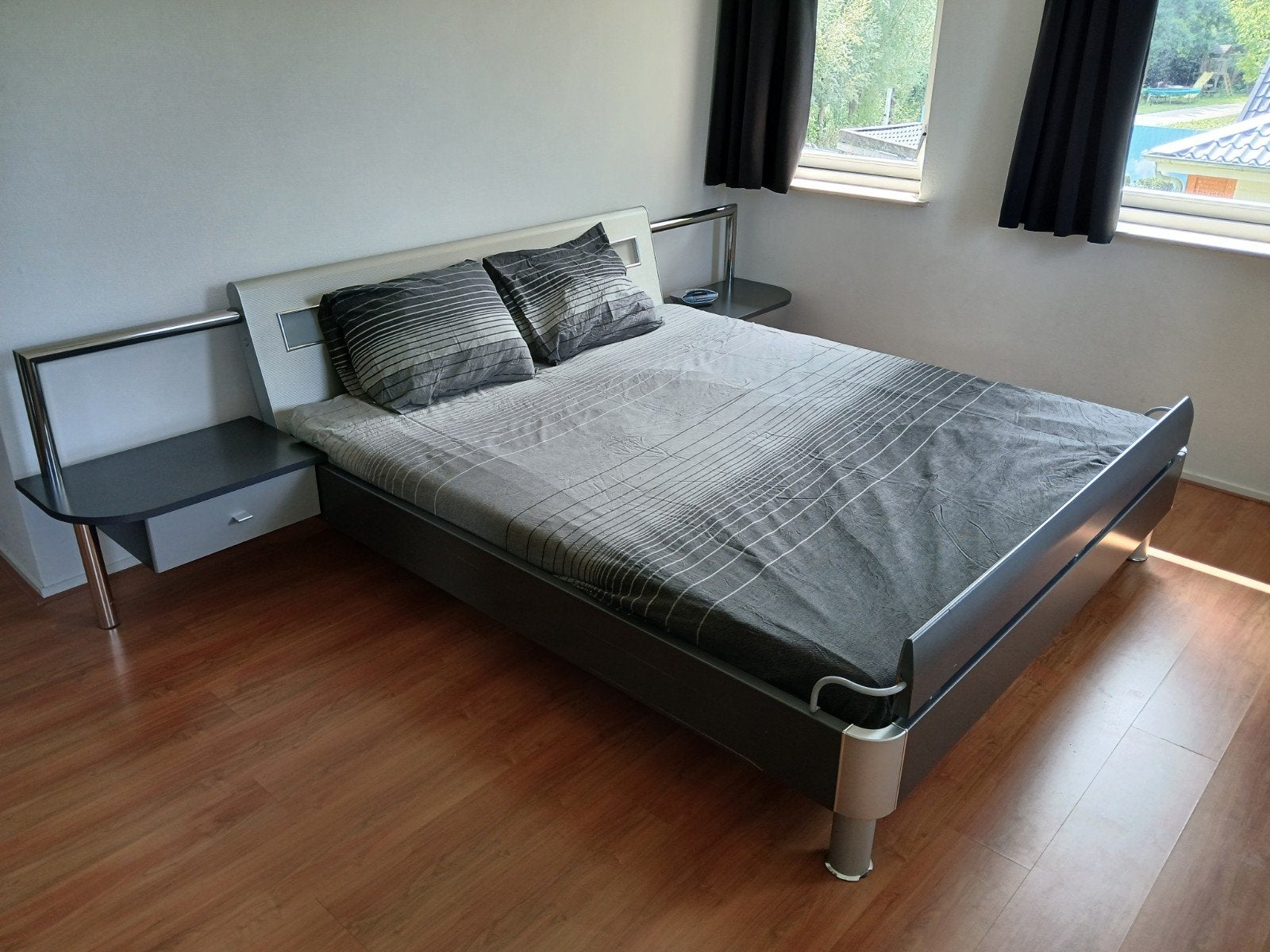 Tweepersoonsbed 1.80x2.00m met nachtkastjes en spiraalbodems, Ophalen, Gebruikt, Tweepersoons, 180 cm