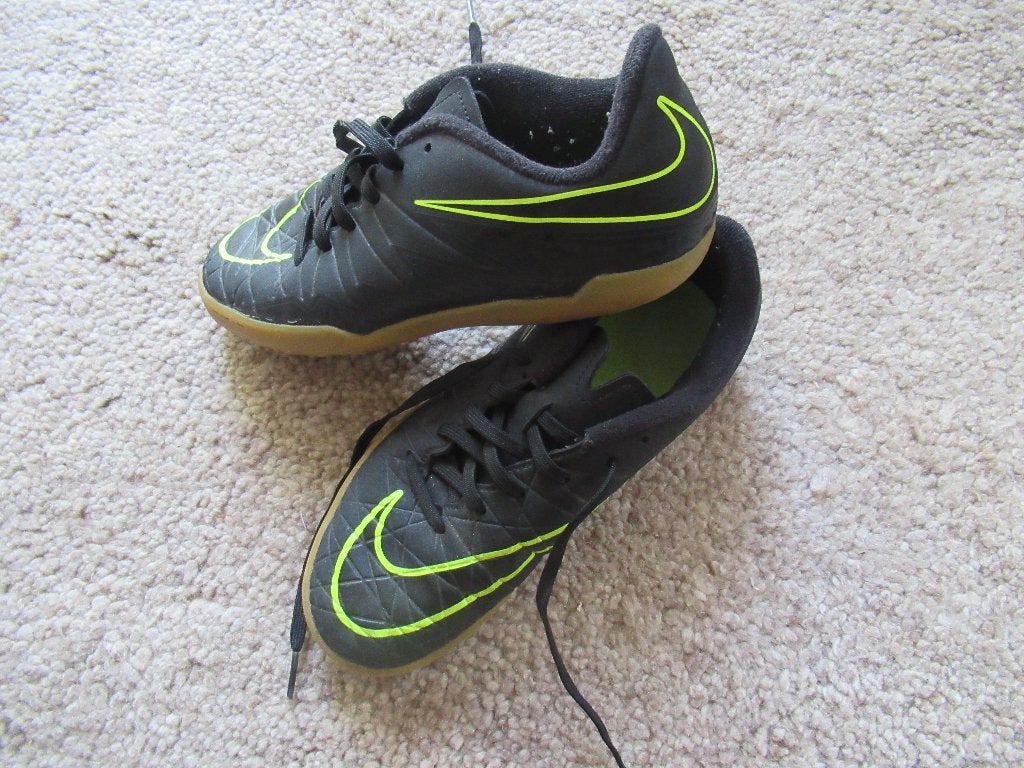 NIKE Sportschoenen maat 35,5 zwart met geel zgan € 15, Ophalen of Verzenden, Zo goed als nieuw, Nike, Jongen of Meisje