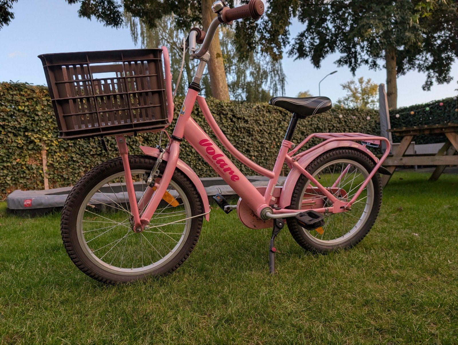 Roze Volare meisjesfiets 18 inch met mandje en bagagedrager, Fietsen en Brommers, Ophalen, Gebruikt, Terugtraprem, Volare