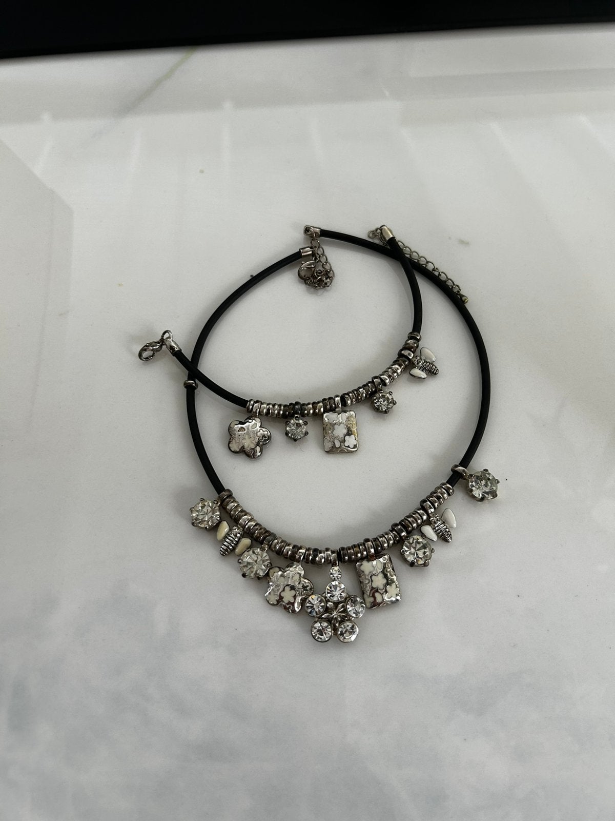 Setje ketting en armband zwart met bedels zilver strass wit, Ophalen of Verzenden, Zo goed als nieuw, Zilver, Met bedels of kralen