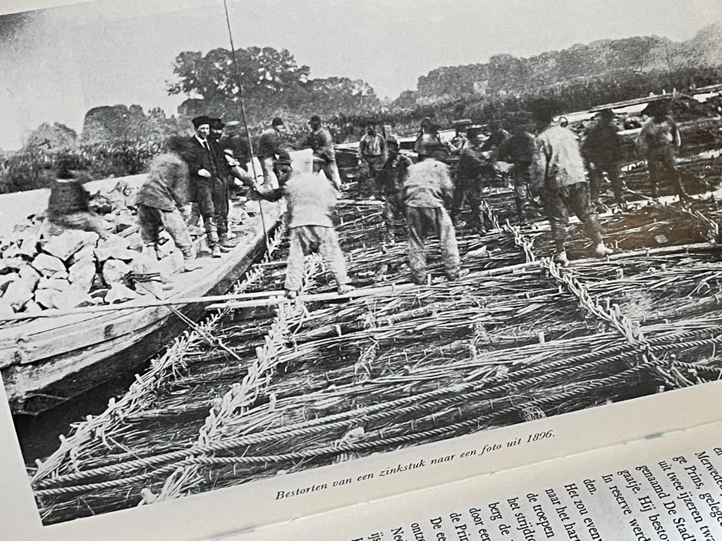 Sliedrecht, dorp van wereldvermaardheid  ir. W. Bos Jan 1969, Ophalen of Verzenden, 20e eeuw of later, Zo goed als nieuw