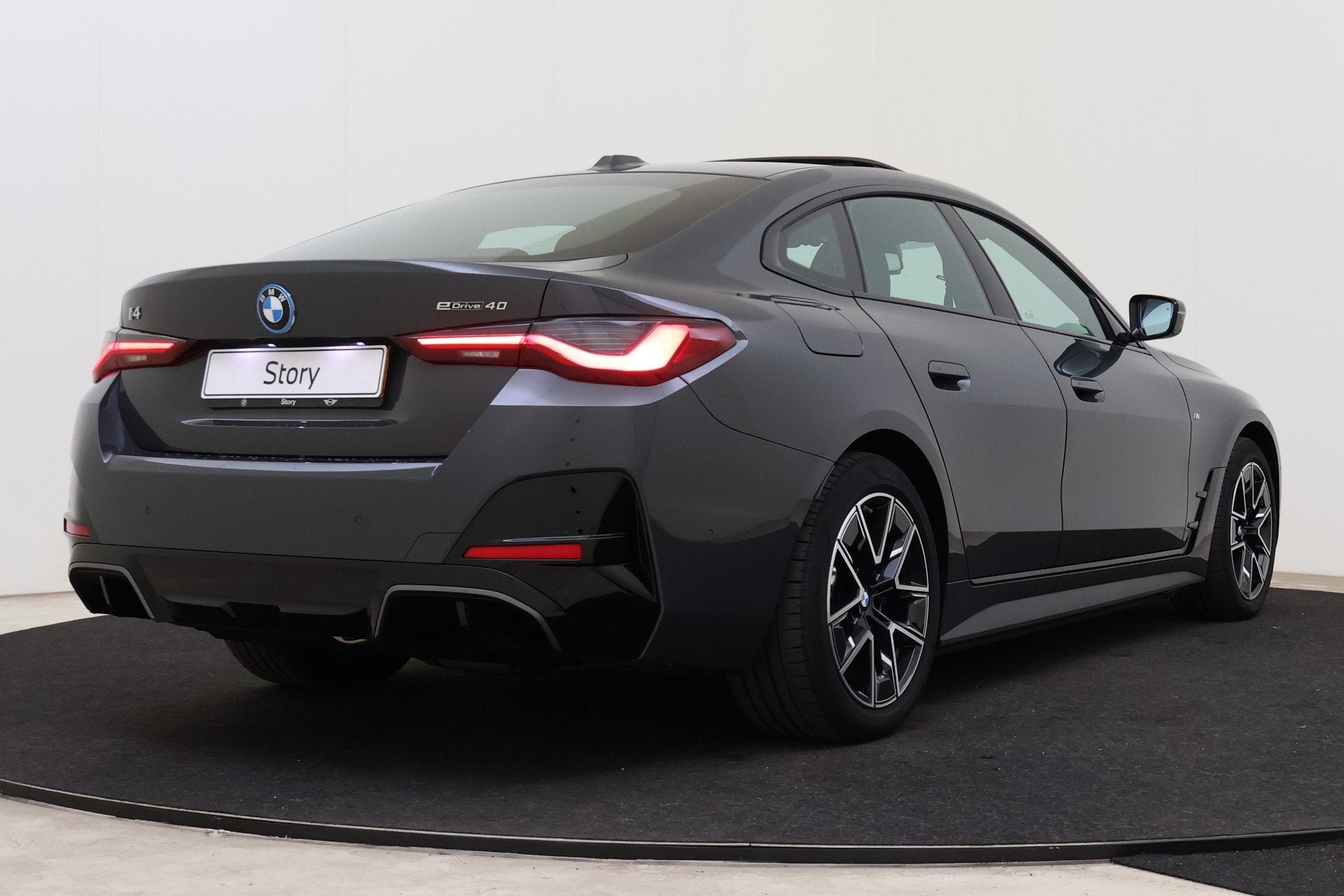 BMW i4 eDrive40 M Sport / Trekhaak / Schuif-Kanteldak / Comf, Auto's, Dealer onderhouden, Gebruikt, Met garantie (alle), 597 km