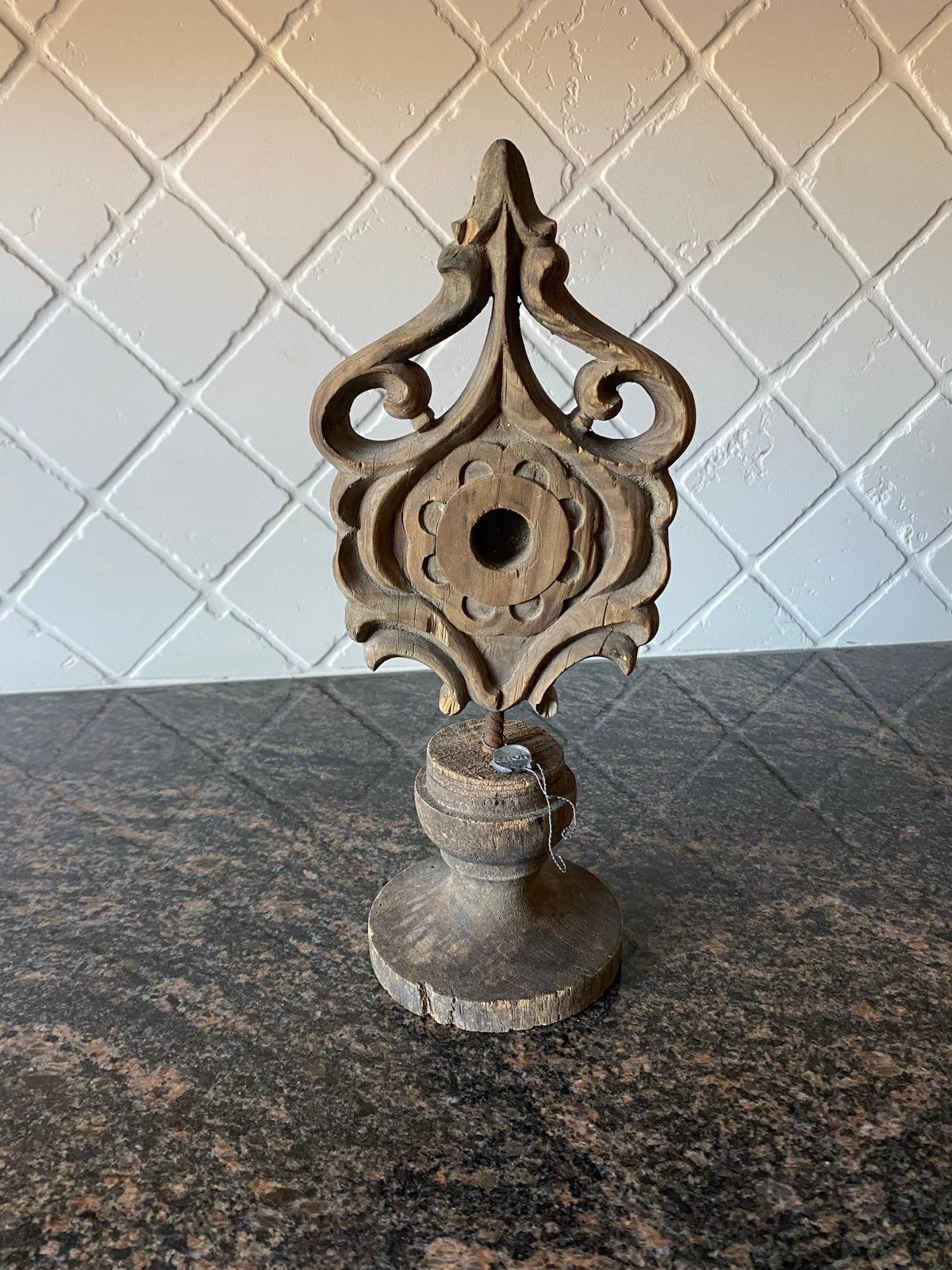 Decoratieve Houten Ornament op Voetstuk, Hout, Overige stijlen, Ophalen of Verzenden, Zo goed als nieuw