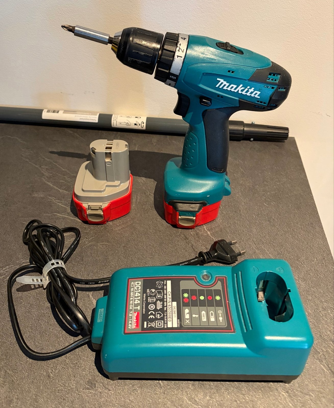 Makita 6271D Boor-/Schroefmachine met Accu en Lader, Doe-het-zelf en Verbouw, Gebruikt, Variabele snelheid, Ophalen of Verzenden