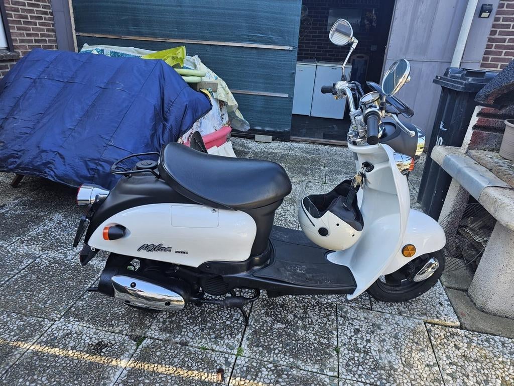 Net als nieuwe bijna vrouw scooter met helm, Ophalen, Benzine, Overige merken