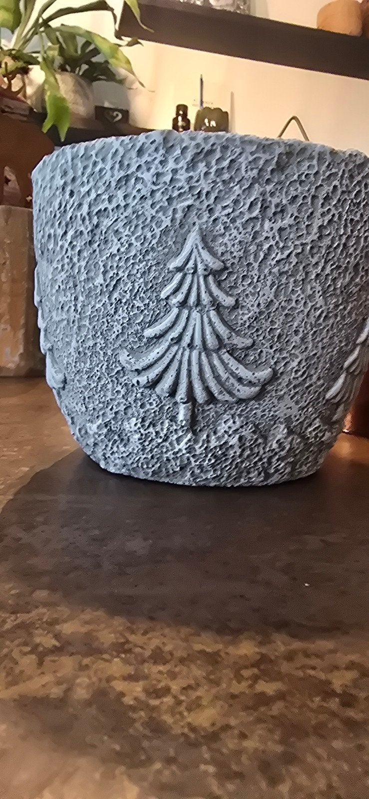Decoratieve bloempot met kerstboom reliëf, Rond, Binnen, Ophalen of Verzenden, Zo goed als nieuw