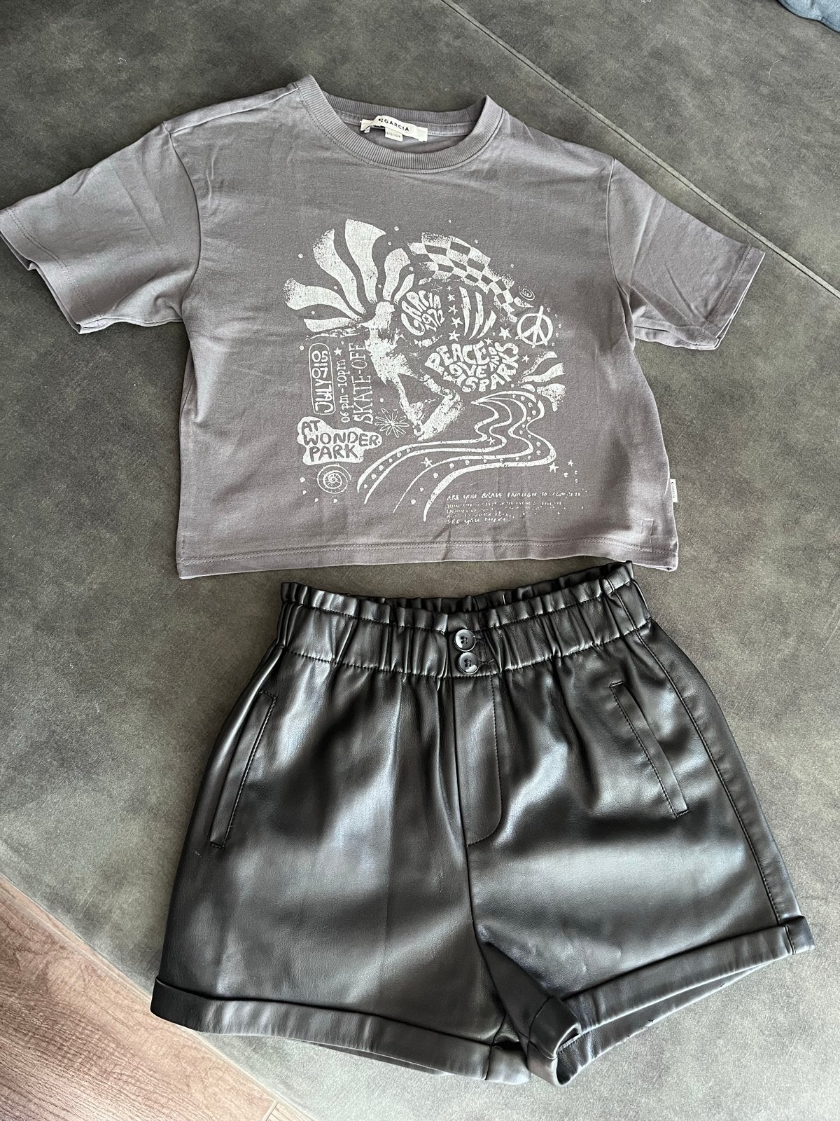 Leuk setje 128-134 T-shirt Garcia & leren short Mango, Ophalen of Verzenden, Gebruikt, Meisje, Setje