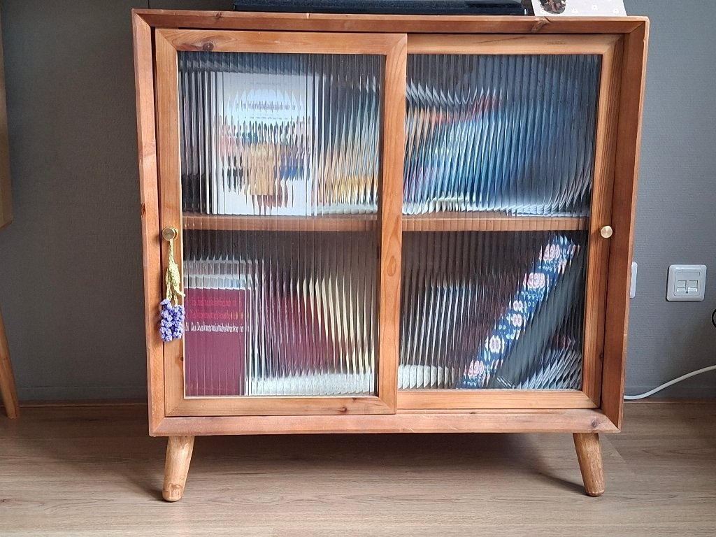 Xenos houten vitrine kast / tv meubel met geribbeld glas, Ophalen, Gebruikt, Eikenhout, 50 tot 100 cm