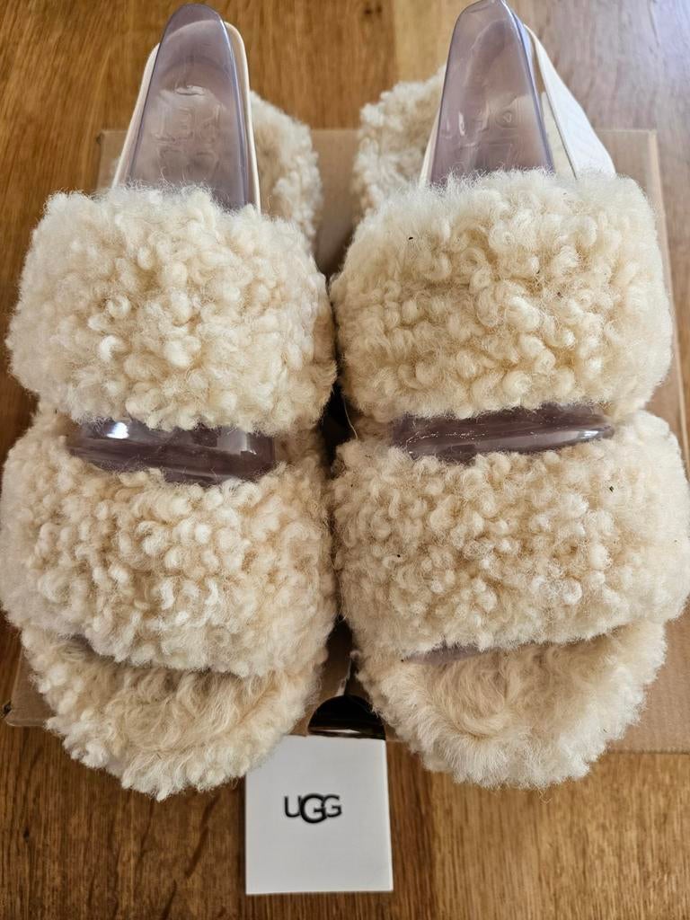 Originele UGG Fluffita sandalen maat 38 - Zo goed als nieuw, Ophalen, UGG, Beige, Sandalen of Muiltjes