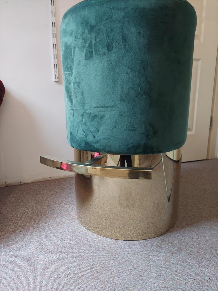 Luxe Richmond barkruk groen fluweel met gouden voet, Huis en Inrichting, Barkrukken, Zo goed als nieuw, 60 tot 90 cm, Metaal, 1 kruk