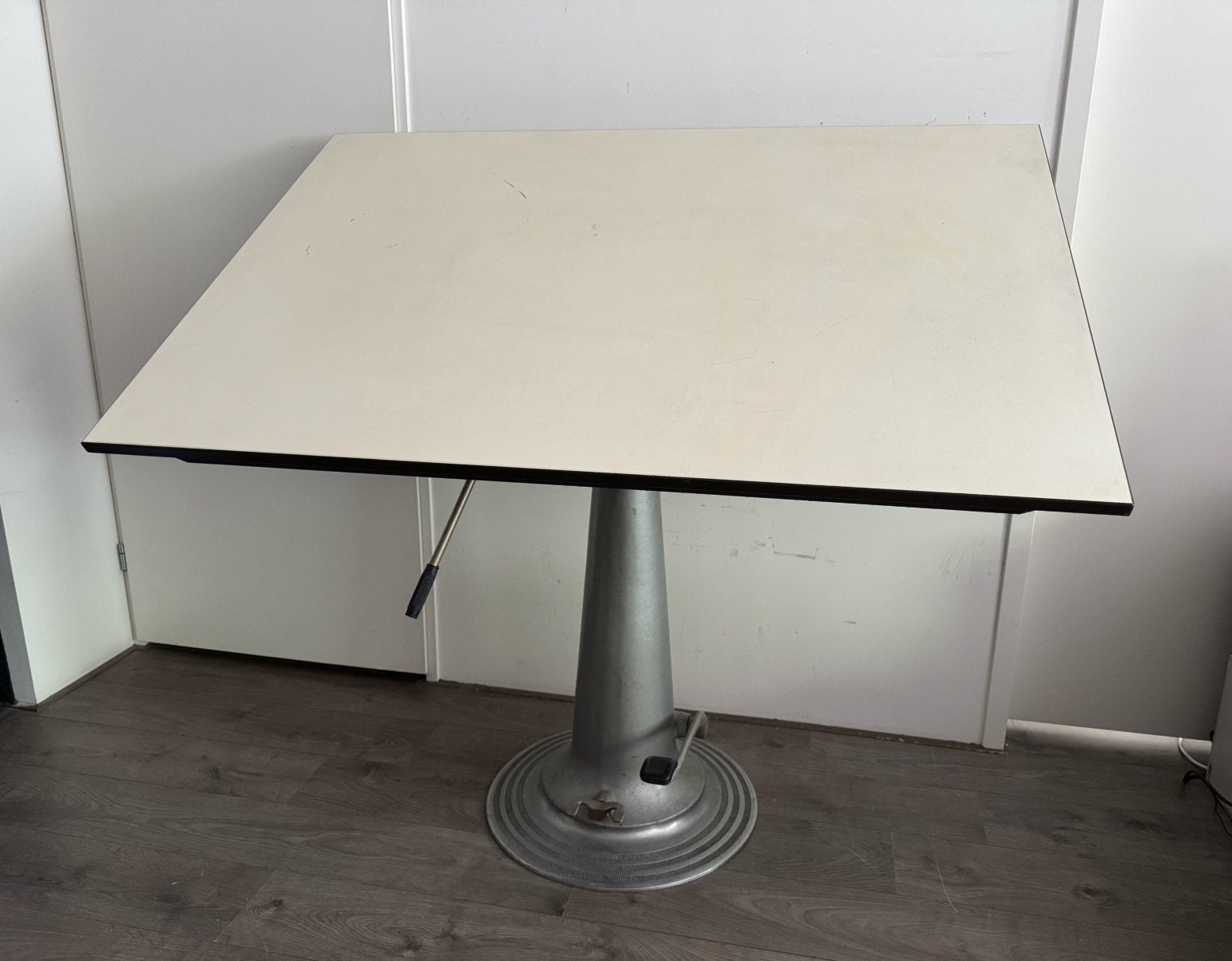 Prachtige Vintage industriële Tekentafel – Nike Eskilstuna, Ophalen, Zo goed als nieuw