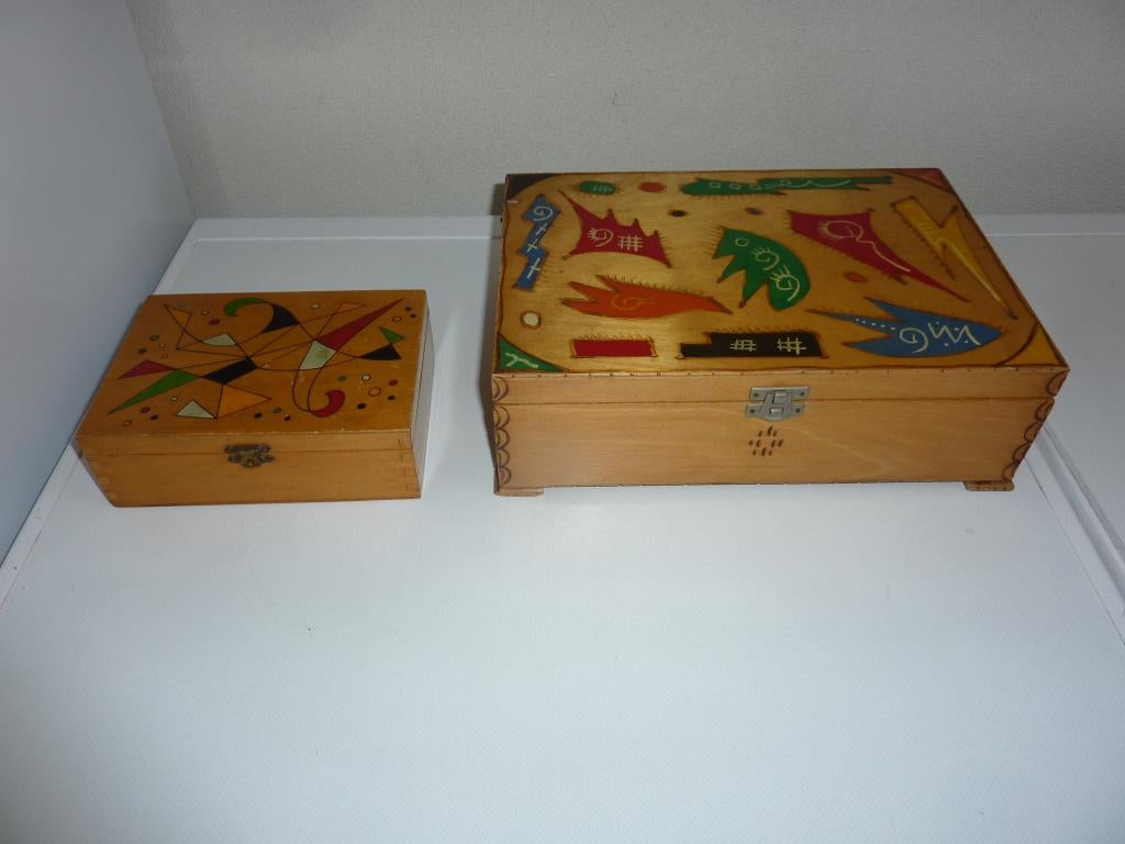 2 Houten kistjes met abstracte kleurrijke decoratie., Minder dan 50 cm, Gebruikt, Minder dan 50 cm, Ophalen of Verzenden