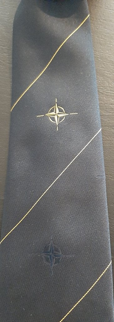 Navo of Nato stropdas met gele strepen, Ophalen of Verzenden, Nieuw, Gebruiksvoorwerp