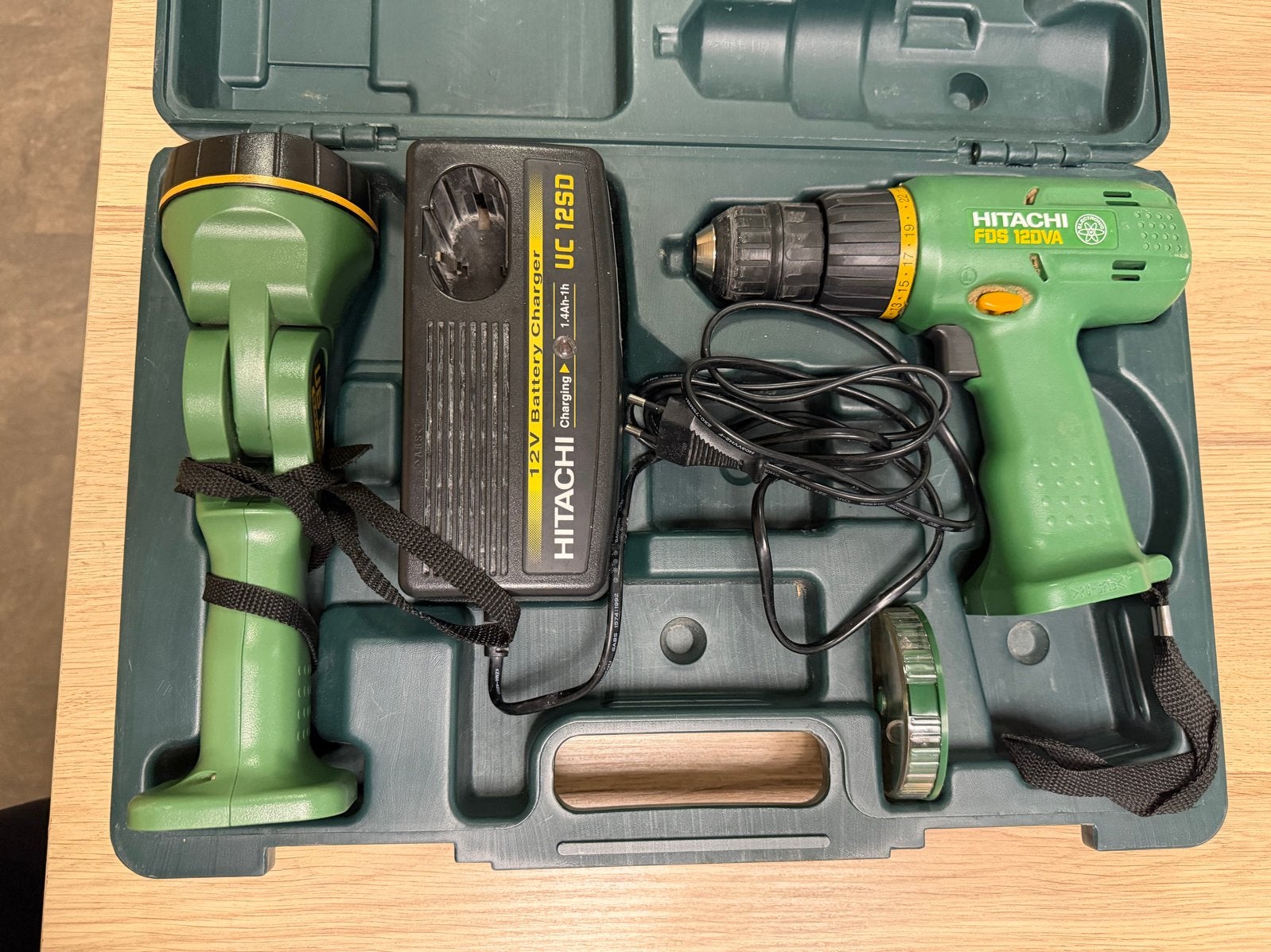 Hitachi Boormachine met Oplader in Koffer, Ophalen of Verzenden, Gebruikt, Minder dan 400 watt, Boormachine