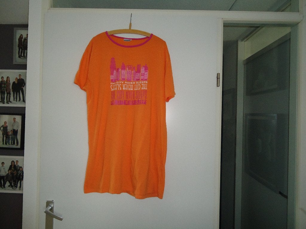 nachthemd mt xl oranje met voor motief van huisjes, Ophalen of Verzenden, Zo goed als nieuw, Maat 46/48 (XL) of groter