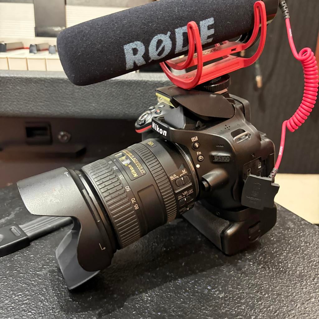 Nikon D5100 met grip en microfoon, Ophalen of Verzenden, Zo goed als nieuw, Nikon, Geen optische zoom