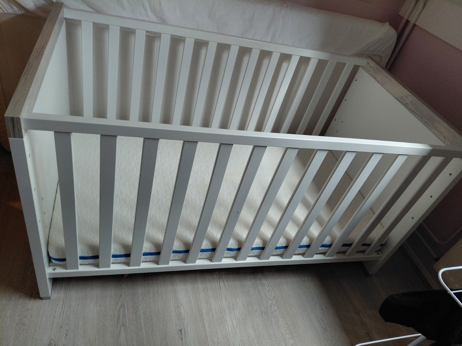Kira ledikant met matras, deken en matrashoezen, Kinderen en Baby's, Ophalen, Gebruikt, Ledikant