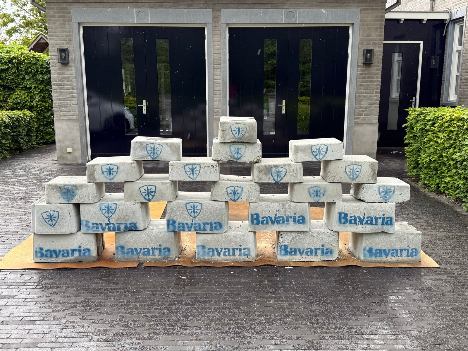 Betonnen blokken met Bavaria logo en geld erin als ‘cadeau’, Ophalen, Zo goed als nieuw