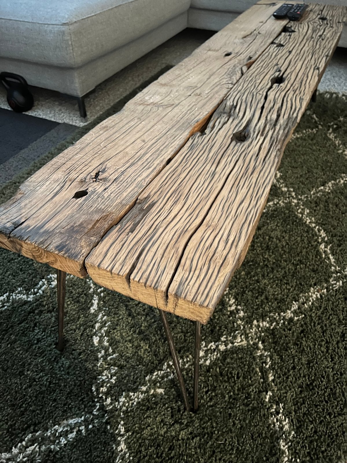 Unieke salontafel van oud hout met metalen poten, Huis en Inrichting, Tafels | Salontafels, Gebruikt, 150 tot 200 cm, Overige houtsoorten