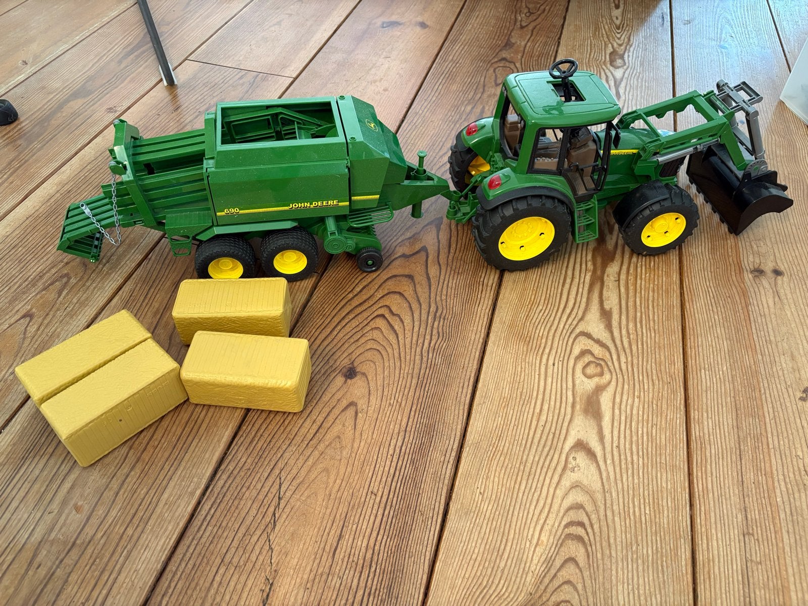 Bruder John Deere tractor met balenpers - beschadigd, Kinderen en Baby's, Speelgoed | Speelgoedvoertuigen, Ophalen of Verzenden