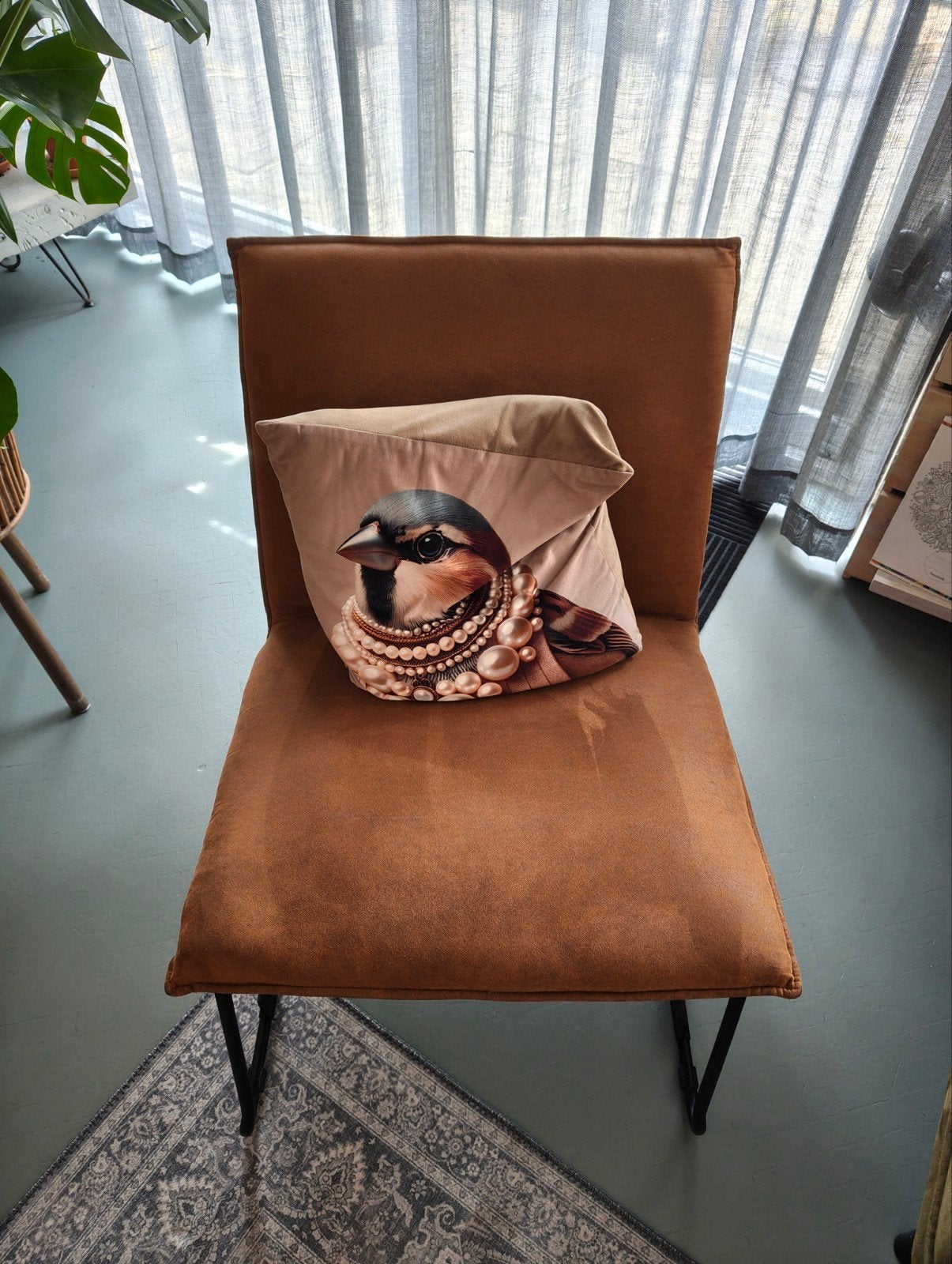 Stoel vegan leer met zwarte poten en robotstofzuigerproof, Huis en Inrichting, Stoelen, Ophalen, Bruin, Leer, Eén