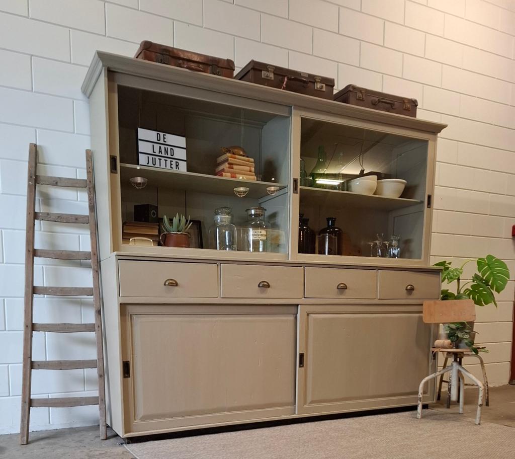 Vintage/Brocante zandkleurige winkelkast, Landelijke kast, Gebruikt, 200 cm of meer, Ophalen of Verzenden, Glas