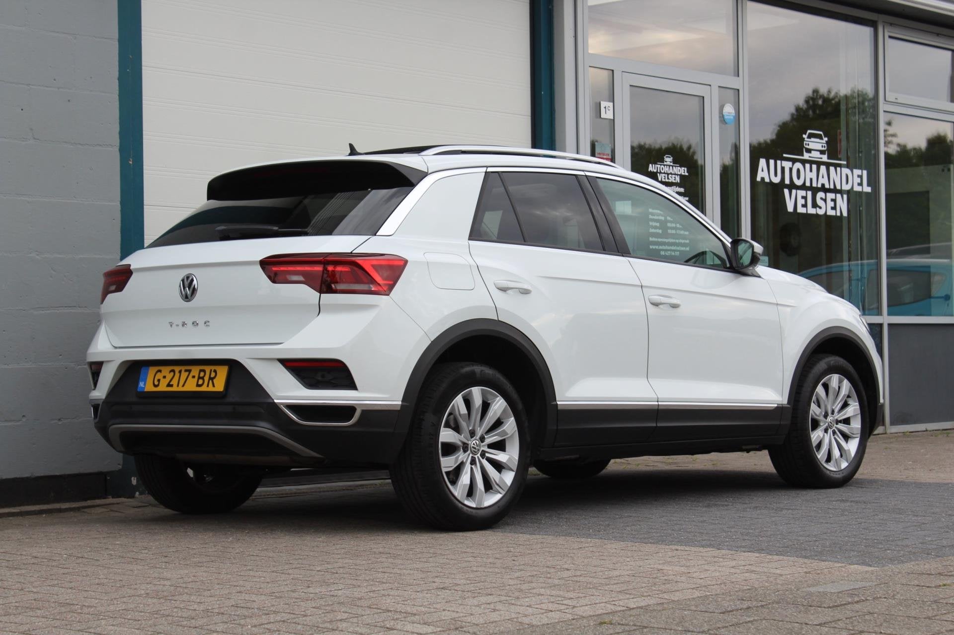 Volkswagen T-Roc 1.5 TSI Sport Automaat Pano, Auto's, Volkswagen, Euro 6, 4 cilinders, 150 pk, Wit
