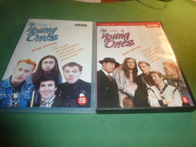The young ones  Serie 1 + 2  Dvd, Alle leeftijden, Verzenden, Zo goed als nieuw, Komedie