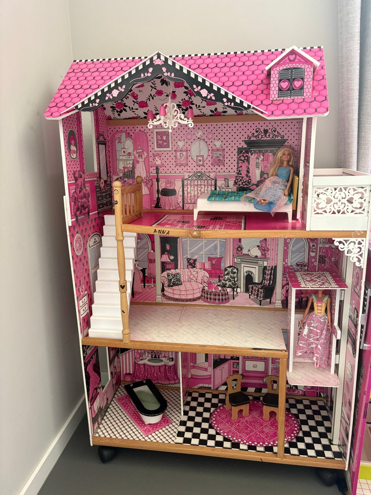 Groot Roze Poppenhuis met Meubels en Poppen, Ophalen, Gebruikt, Poppenhuis
